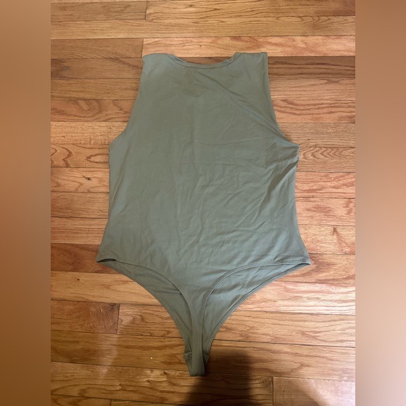 NWOT House Of Harlow‎ 1960 Olive Green Sleeveless Bodysuit XL - Picture 3 of 7